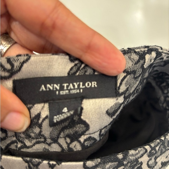 Ann Taylor Black and Cream Floral Pencil Skirt size 4 mint condition - Picture 8 of 8